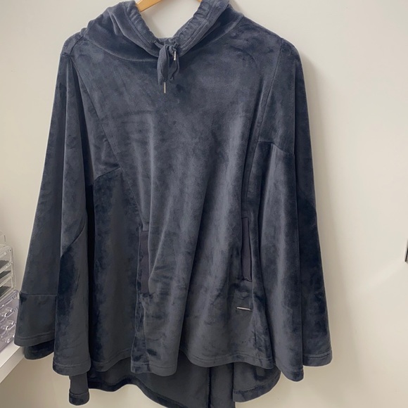 La vie en rose loungewear gray ponchos - Picture 1 of 9